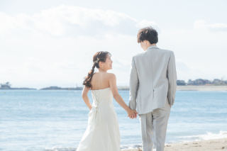 【自然体なお二人を】海でフォトウェディング！
