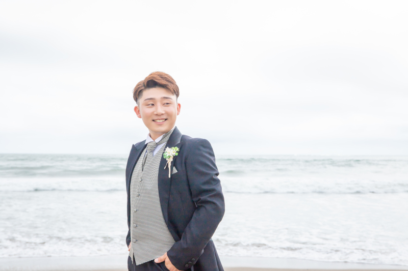 ＼自然体なお二人を／綺麗な海でフォトウェディング！