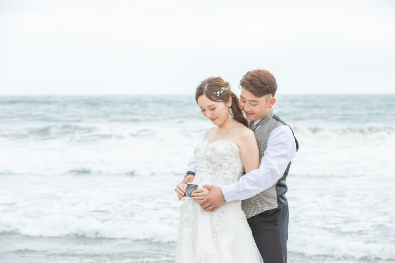 ＼自然体なお二人を／綺麗な海でフォトウェディング！