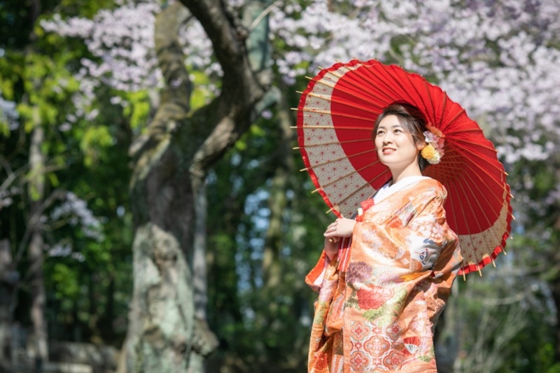 紅葉シーズンでの前撮りで選びたい! 秋色に調和する和装の色打掛