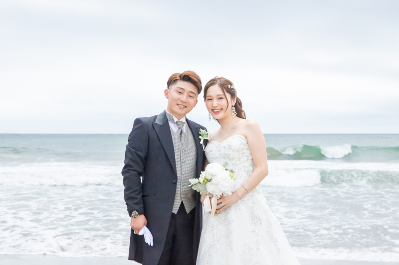 ＼自然体なお二人を／綺麗な海でフォトウェディング！