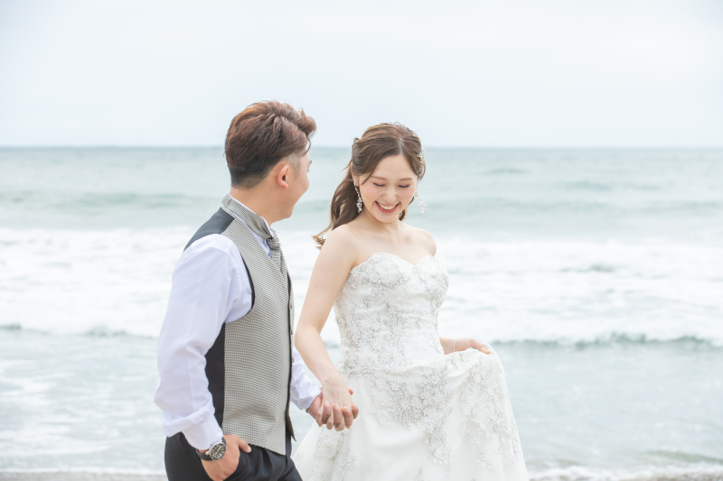 ＼自然体なお二人を／綺麗な海でフォトウェディング！