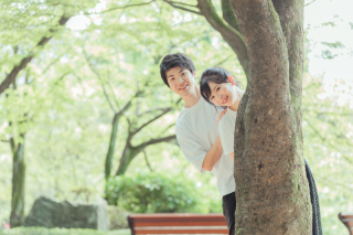 自然体の2人を婚約の記念に！ 「エンゲージメントフォト」って？