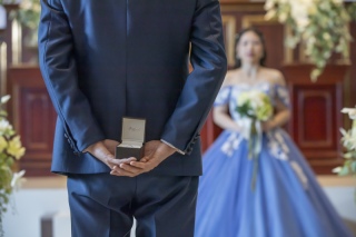 結婚式のフォト前撮りに取り入れたい！「指輪」を使ったポーズ5選