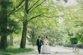 木漏れ日に笑顔が照らされる。自然の中で撮るウェディングフォト