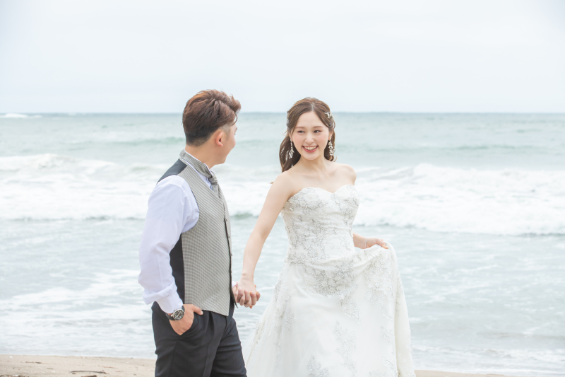 ＼自然体なお二人を／綺麗な海でフォトウェディング！
