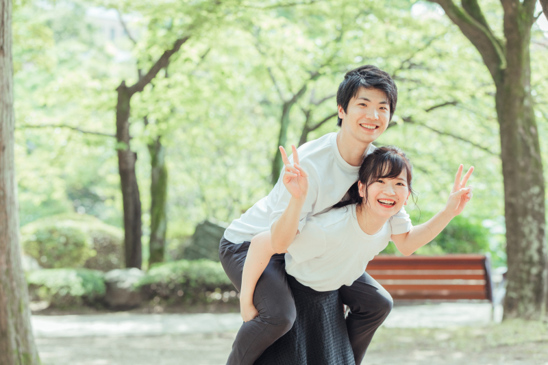 自然体の2人を婚約の記念に! 「エンゲージメントフォト」って?