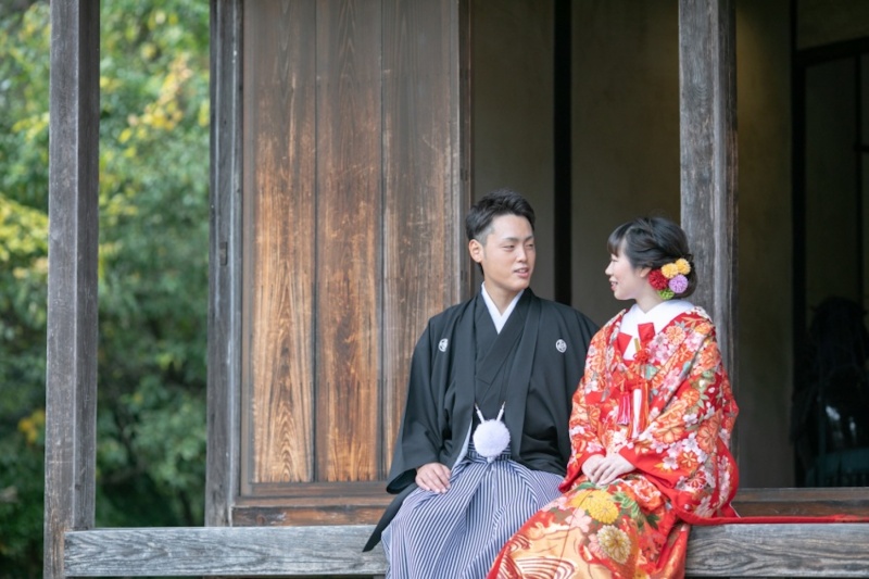 紅葉シーズンでの前撮りで選びたい! 秋色に調和する和装の色打掛