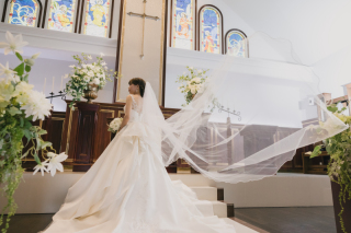 ロングベールが素敵な一枚♪チャペルでのバックショット