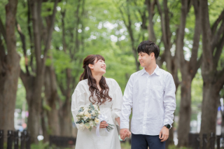 自然体の2人を婚約の記念に！ 「エンゲージメントフォト」って？