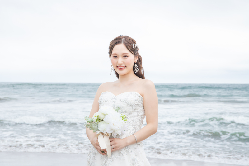 ＼自然体なお二人を／綺麗な海でフォトウェディング！