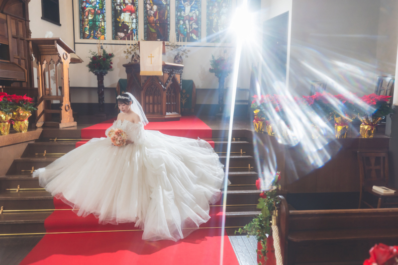 人気の「純白のウェディングドレス」 その起源と意味は?