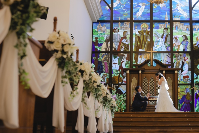 結婚式のフォト前撮りに取り入れたい！「指輪」を使ったポーズ♡