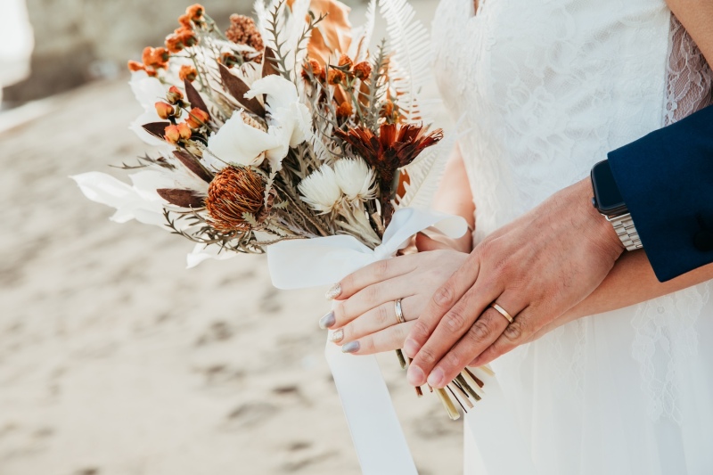 結婚式のフォト前撮りに取り入れたい！「指輪」を使ったポーズ♡