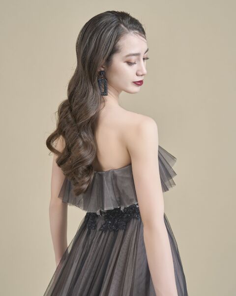 凛とした美しさをまとうブラックドレス