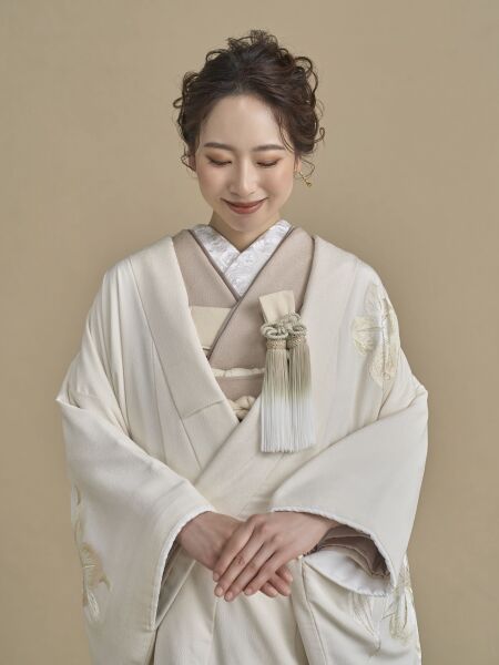 百合の花が彩る、白無垢の美しさ【Ref.1935】