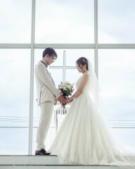 凛とした決意を秘めた白のタキシード