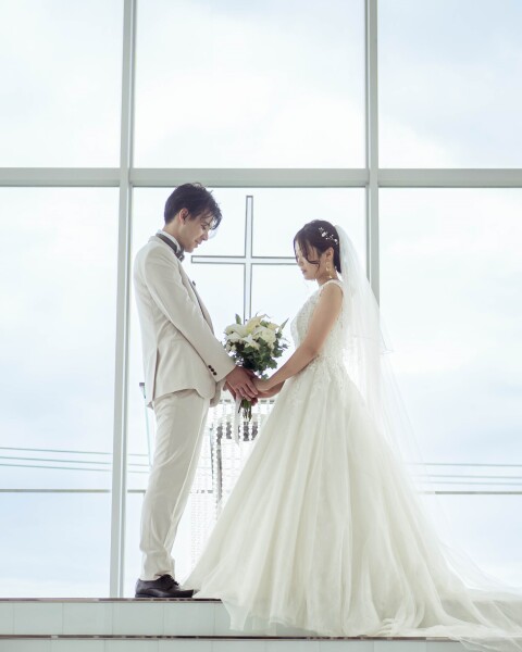 凛とした決意を秘めた白のタキシード