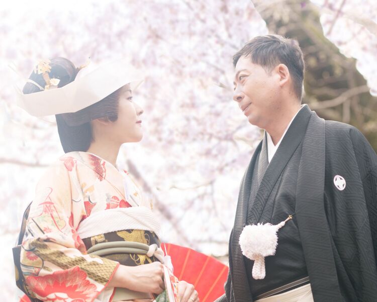 桜に包まれる寺院ショット