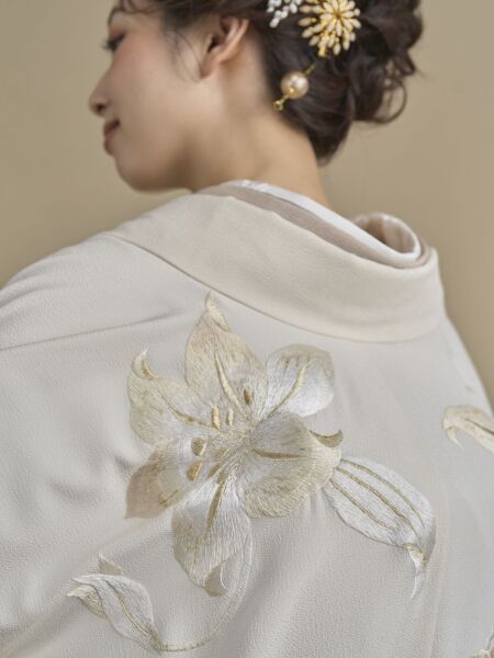 百合の花が彩る、白無垢の美しさ【Ref.1935】