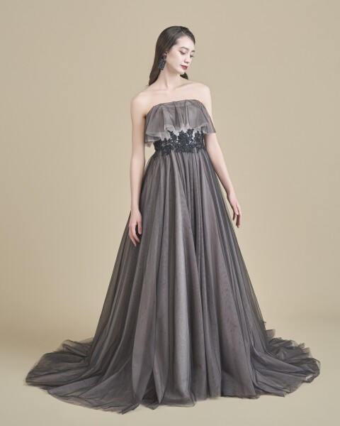 凛とした美しさをまとうブラックドレス