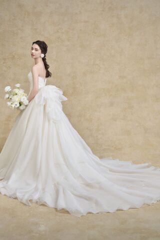 ドラマチックなバックスタイルのドレス！