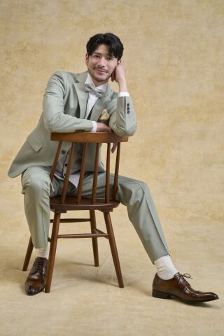 自然体の装いアースカラーのタキシード