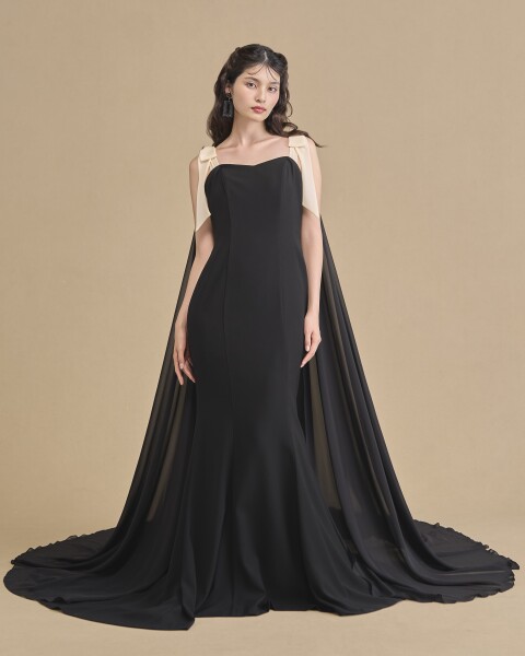 凛とした美しさをまとうブラックドレス