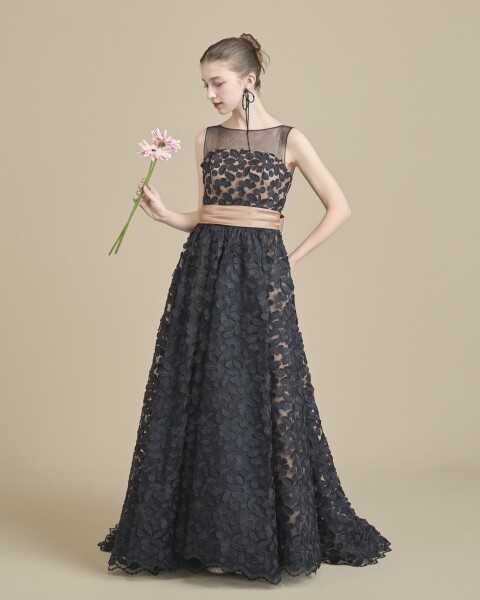 凛とした美しさをまとうブラックドレス