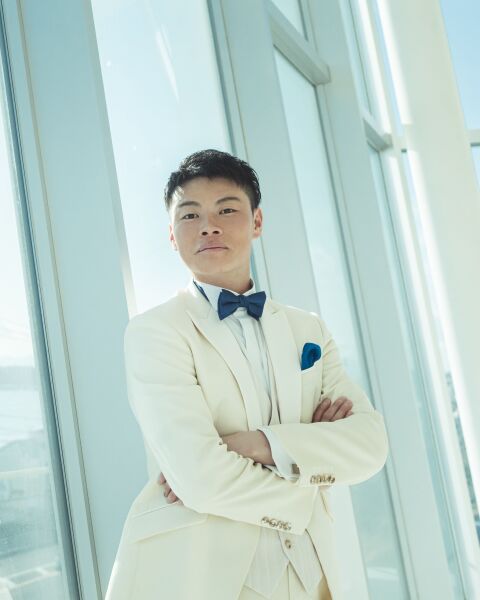 凛とした決意を秘めた白のタキシード