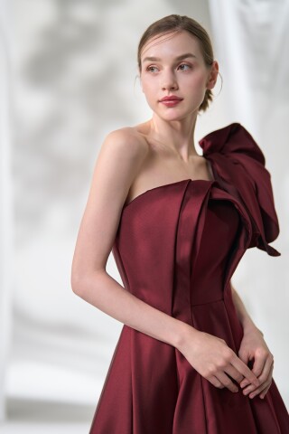 情熱を纏った深紅のドレス【Dea -ディア-】