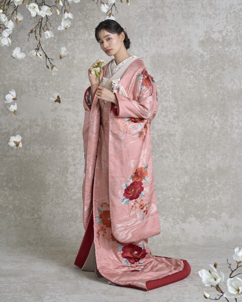 フェミニンで華やかな装い【香華流水文 -きょうかりゅうすいもん-】