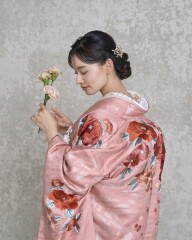 フェミニンで華やかな装い【香華流水文 -きょうかりゅうすいもん-】