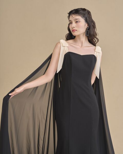 凛とした美しさをまとうブラックドレス