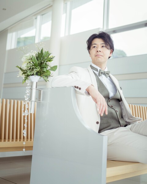 凛とした決意を秘めた白のタキシード