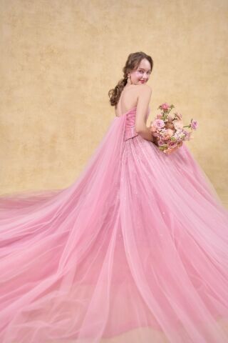 あなたらしさを輝かせるカラードレス