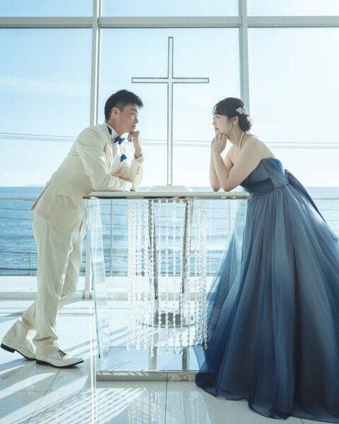 凛とした決意を秘めた白のタキシード