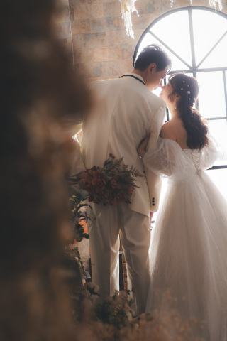 顔を隠したポーズ