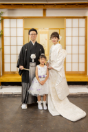 家族と一緒にスタジオ撮影