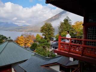 秋の終わりの中禅寺湖畔(日光)、和装でのフォトウェディング。少し寒さも感じました