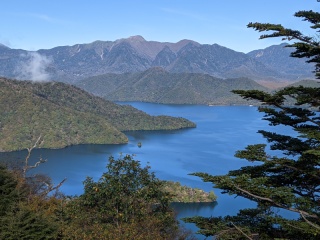 いろは坂を上りきると目の前に青々とした湖が広がり右手には標高2486mの男体山が