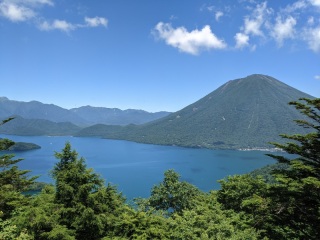 半月山から望む中禅寺湖と男体山の絶景