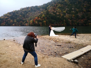晩秋の候、奥日光の湯ノ湖湖畔の紅葉は色ずきも終わり、静寂な時を迎えていた