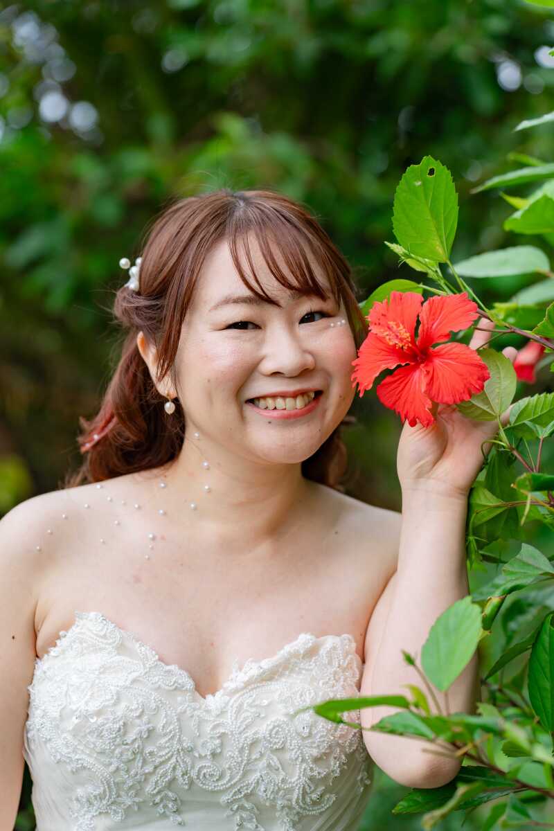 南国の花々に囲まれたガーデンフォトウェディング