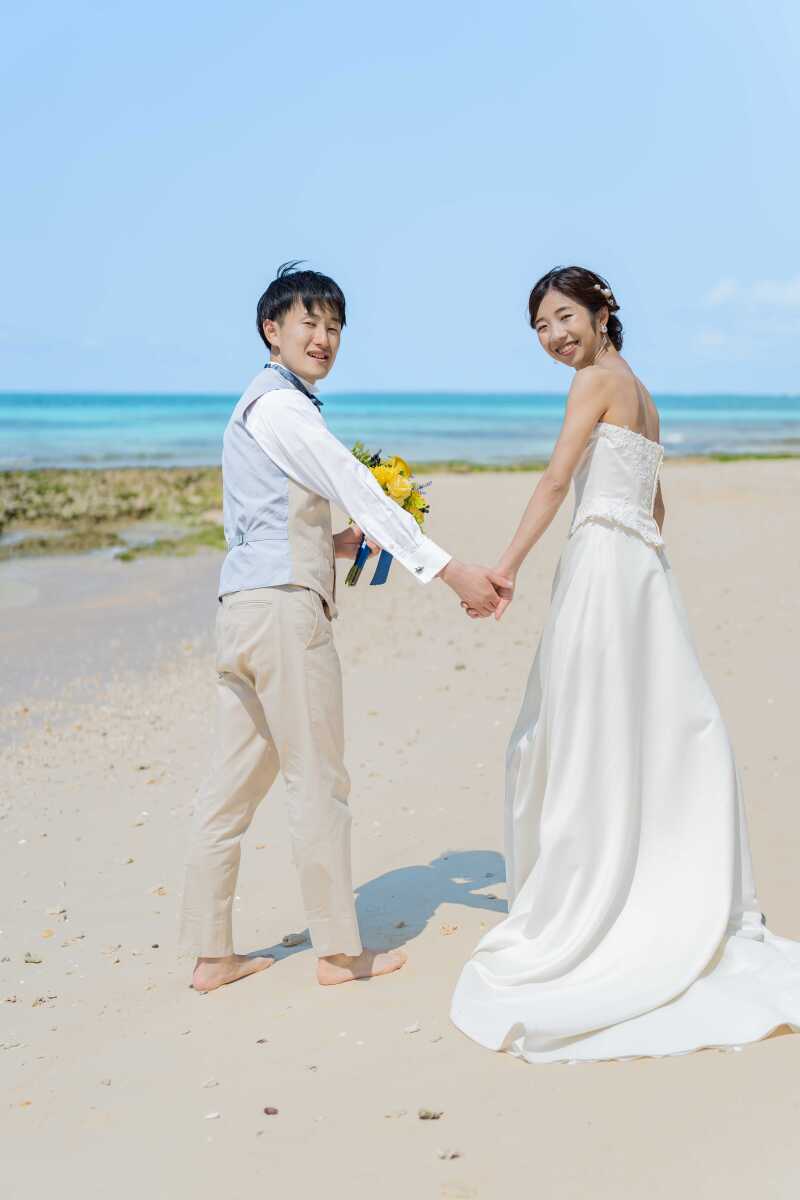 沖縄の海と、ふたりの笑顔☺️ビーチを歩くシーン編