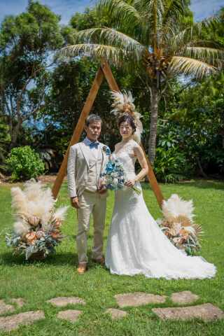 海外でもトレンドのウェディングアーチをバックに撮影できます！