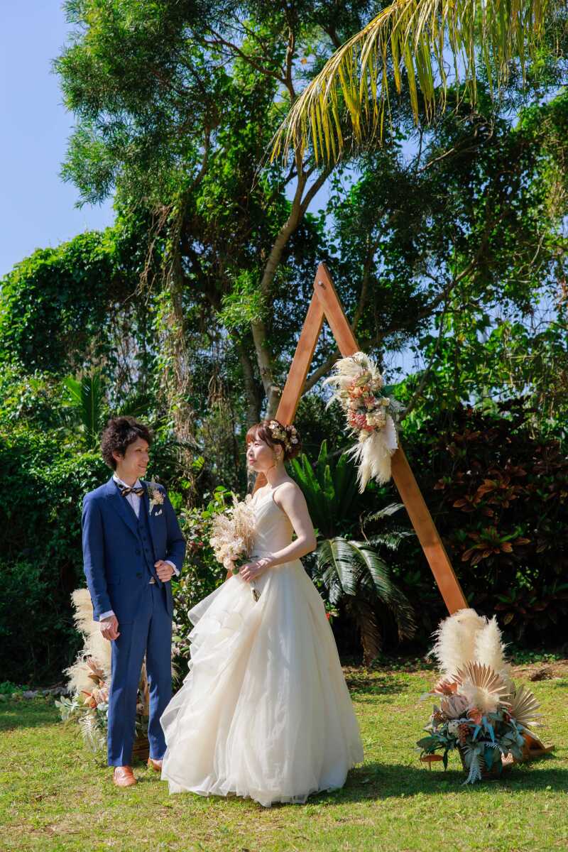 南国の花々に囲まれたガーデンフォトウェディング