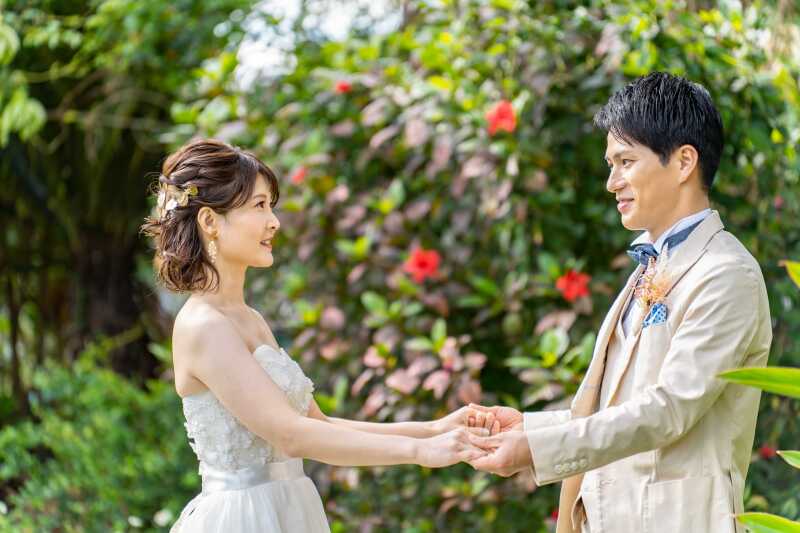 南国の花々に囲まれたガーデンフォトウェディング