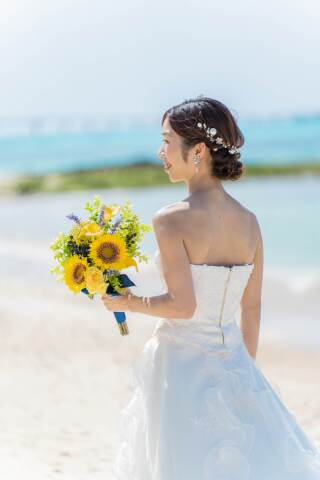 しんどくないのに写真映え!?あつーい夏のビーチ撮影向きドレス、教えます◎