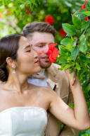 南国の花々に囲まれたガーデンフォトウェディング